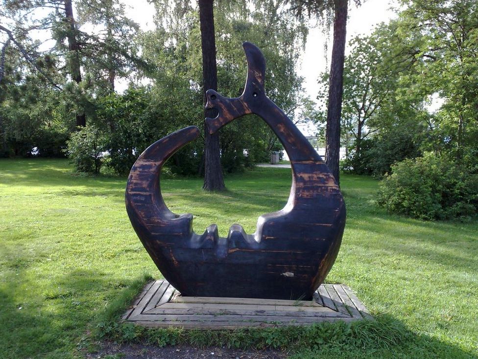 Памятник Стуршёнскому чудовищу на берегу озера