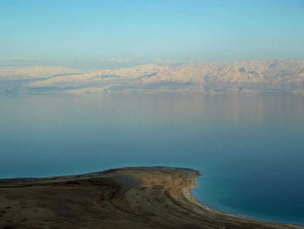 Вид с израильского берега на Мёртвое море