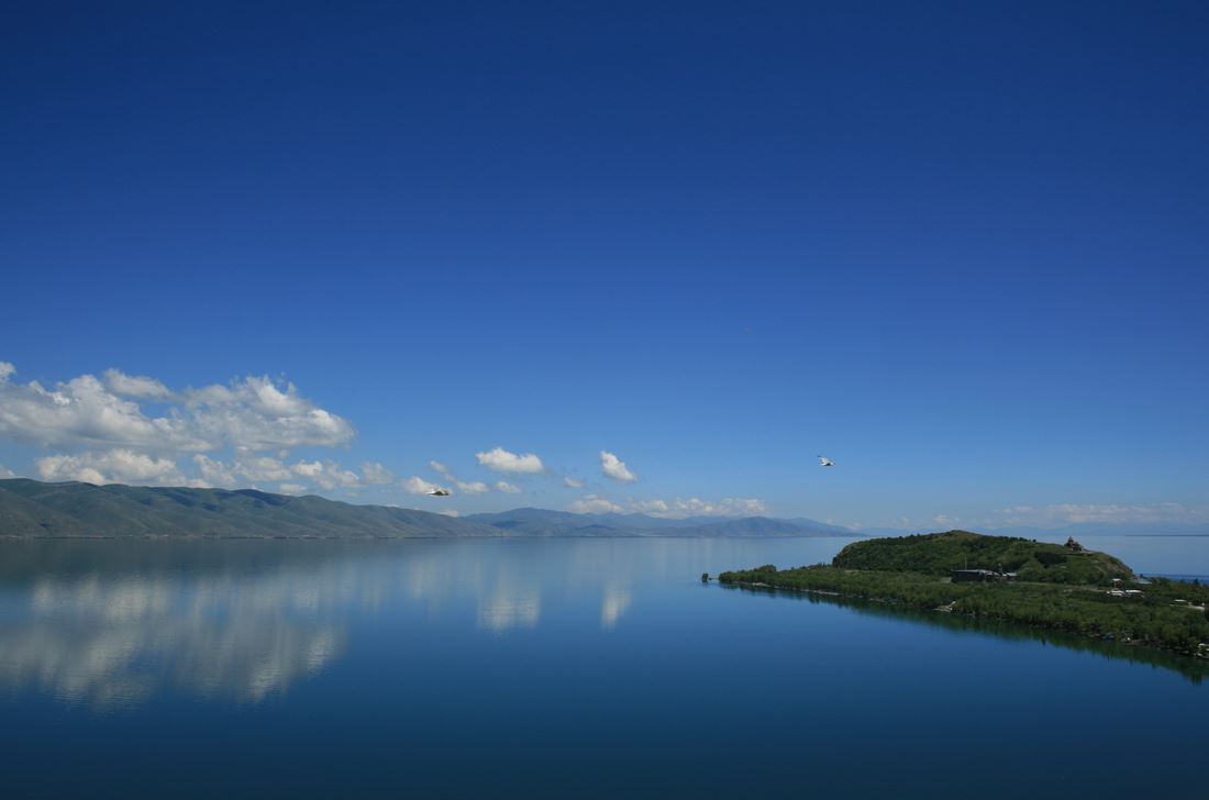Озеро Севан летом