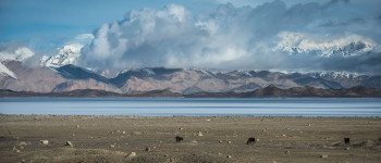 Карстовое озеро Каракуль в Таджикистане