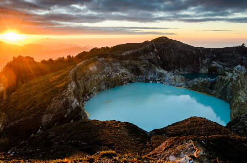 Озеро в кратере вулкана Келимуту
