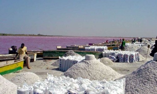 Соль на берегу озера Ретба