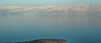 Вид с израильского берега на Мёртвое море