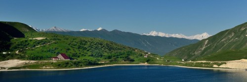 Панорамный вид озера Кезеной-Ам и строящейся гостиницы Кезеной-Ам